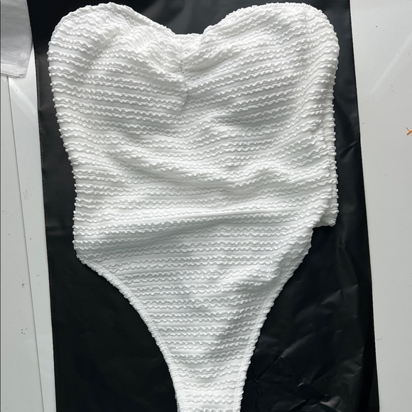 NWT $198 White Textured One-Piece Swimsuit thong back S - Picture 2 of 5